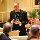 El cardenal Daniel DiNardo, presidente de la conferencia episcopal estadounidense, se dirige a sus miembros este miércoles al inicio de sus ejercicios espirituales. Foto: Bob Roller/CNS.