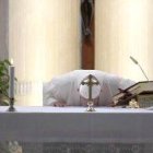 El Papa Francisco celebra misa cotidiana en la capilla de la residencia Santa Marta