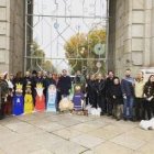 Madrileños del Partido Popular con su belén en la Puerta de Alcalá... pero la alcaldesa Carmena anuncia que este año sí habrá belén oficial aquí