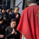 Católicos de una comunidad clandestina en China comulgan - las circunstancias pueden variar de región en región
