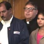 El marido y la hija de Asia Bibi con un representante de la Iglesia, en la rueda de prensa al saberse de su absolución