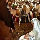 Los Reyes Magos en los belenes vivientes se arrodillan ante Jesús, pero en las cabalgatas municipales suele faltar esa escena... es importante mostrar a Quién sirven ellos.