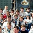 Jóvenes scouts argentinos con una reproducción de Nuestra Señora de los Scouts