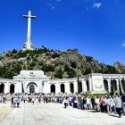 Las visitas al Valle de los Caídos se han disparado a raíz de la pretensión del Gobierno de exhumar los restos de Franco. Situada actualmente a 60 km de Madrid, su tumba podría acabar en pleno centro de la capital.