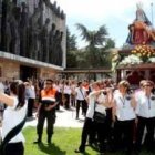 Procesión con la Virgen del Camino, a la salida de su santuario, cerca de León