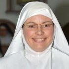 Sor Sheila de María, en Ribadeo, con el velo blanco de novicia, que ya ha dejado