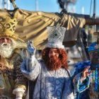Los Reyes Magos saludan al llegar a Barcelona por mar - las cabalgatas más espectaculares juntan multitudes que pueden agobiar a los niños