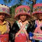 Habitantes de Laos del grupo theung, con trajes típicos... es un país montañoso con mucha diversidad étnica