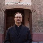 El padre José Manuel Horcajo, párroco de San Ramón Nonato de Vallecas (Madrid) tuvo como primera decisión abrir todo el día las puertas del templo de par en par / J.L.