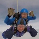 Monseñor Moth, en la parte inferior, durante el salto en paracaídas