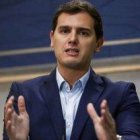 Albert Rivera quiere eliminar los últimos restos de diferencias legales en España entre el matrimonio y la pareja de hecho... casarse no significará casi nada