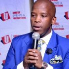 Scelo se vio en la calle siendo niño y padece una deformación producto de su intento de aborto, pero nunca le han faltado el espíritu de lucha y las ganas de vivir.