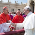 El Papa Francisco saluda al Cardenal Stella