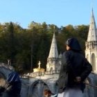 Los hospitalarios, los enfermos y sus familias se acercan al misterio de la fragilidad, del amor y de la ternura de la Virgen en un lugar muy especial: Lourdes