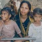 Asia Bibi, con dos de sus hijas, en un tiempo que fue feliz antes de su detención.