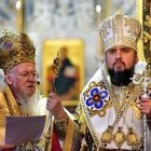 El patriarca Bartolomé (izquierda de la foto) y el metropolita Epifanio.