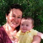 Sarah con su pequeño. La detección del cáncer le llegó al año siguiente de su conversión, y la fe fue determinante para las decisiones que tuvo que tomar.