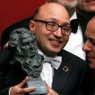 El actor Jesús Vidal sostiene el Premio Goya a Actor Revelación... y la película se lleva también el Goya a Mejor Película