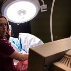 El momento en el que Abby Johnson (Ashley Bratcher) contempla en una ecografía qué es lo que se va a destruir.