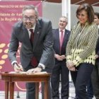 Víctor Martínez, del PP - que gobierna Murcia con mayoría absoluta- firma el nuevo Estatuto lleno de feminismo radical e ideología de género