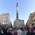 Francisco ante la Inmaculada, en la Plaza de España