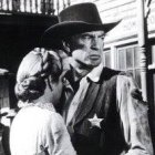 Gary Cooper y Grace Kelly en Solo ante el peligro, 1952... él está mirando hacia algo Más Allá...