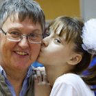 La Hermana Alicia con unas chicas del centro Tropinka