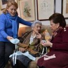 Lulú sigue calceteando y creando ropita para los más pequeños atendidos por RedMadre / Gustavo Santos - Faro de Vigo