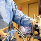 La inclusión de un concepto tan subjetivo como el «bienestar» en la definición de salud está convirtiendo en actos «médicos» intervenciones lesivas para la integridad anatómica y fisiológica del paciente.