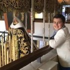 Pablo, junto a la Virgen titular de su cofradía malagueña