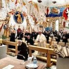 Genuflexión del padre Cantalamessa al entrar en la capilla Mater Redemptoris, un gesto de adoración, actitud objeto de su cuarta meditación de Cuaresma.