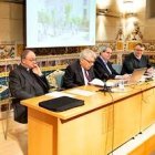 De izquierda a derecha en la foto: Joan Galtès, Josep Maria Genescà, Miquel Termens y Sergi Deltor, intervinientes en el acto de presentación de la digitalización del archivo de la Casa de Misericordia de Barcelona.