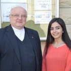 Majd, con el padre Andrejz Halemba, responsable de proyectos para Oriente Medio de Ayuda a la Iglesia Necesitada