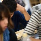 Los japoneses menores de edad se quiebran ante el sistema educativo... y al crecer muchos se asustan ante un mundo hostil
