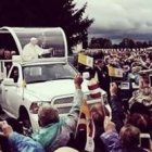 El Papa a su llegada a Aglona, para una misa con frío y lluvia en la explanada del santuario mariano