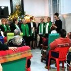 El Coro del Hogar canta para las ancianas acogidas por la Obra de Jesús Nazareno en Nerva durante las pasadas navidades.