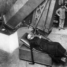 Un sacerdote, en el telescopio del Observatorio Vaticano, en 1900.