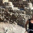 Cayetana Johnson, en una de las excavaciones en las que trabaja. Foto: Alfa y Omega.