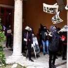 Durante unos minutos, feministas encapuchadas profirieron insultos contra la Iglesia interrumpiendo una cto en el arzobispado de Valladolid. Foto: Ical.
