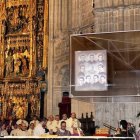 Ante el imponente retablo de la catedral de Oviedo, las reliquias de los mártires y su imagen.