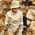 Sveta Pnik, en la zona de excavación donde fueron encontradas las piezas. Foto: Eliyahu Yanai, Ciudad de David.