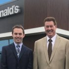 Los actuales Groen, el hijo y dos nietos de Lou: Erica dirige 10 restaurantes, su padre 5 y su hermano 8.