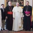El Papa Francisco posa con miembros de la Pontificia Comisión para la Protección de Menores, con miembros de todo el mundo