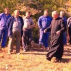 El párroco de Altura, Félix Gómez, busca un pozo, acompañado de operarios, en 1999