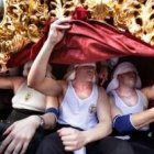 Costaleros en Sevilla... algunas cofradías o hermandades expresas su apoyo a los cristianos perseguidos con levantás adicionales, y hay otros muchos gestos