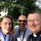 Mili Hawran, de Courage París; Alberto Corteggiani, de Courage Italia; y el sacerdote Louis-Marie Guitton, responsable de Courage Francia.