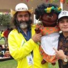 El misionero José Antonio Maeso, con su barba y su colaboradora de trapo, Pazita... en Nación de Paz previenen conflictos y desmantelan la violencia juvenil