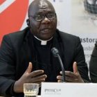 El sacerdote John Bakeni es el encargado de ayudar en su diócesis a las víctimas de los ataques islamistas / ACN