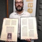 El anverso y el reverso de la única página que se conoce de la Biblia valenciana impresa a finales del siglo XV