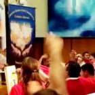 Alabanza, adoración, libertad en la oración con el cuerpo, música, alegría, invocación del Espíritu Santo... las señas de la oración carismática